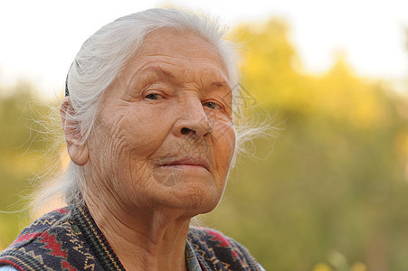 老年妇女的纵向特征成人退休情感女性头发灰色福利白色长老皱纹图片