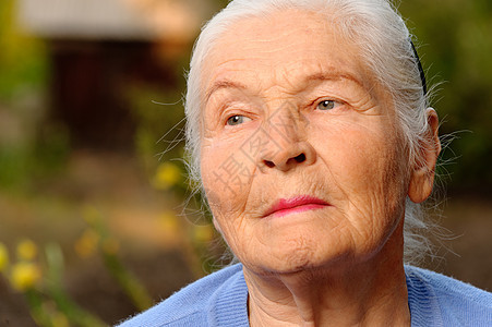 老年妇女的纵向特征女性生活成人头发白色情感福利灰色长老女士图片