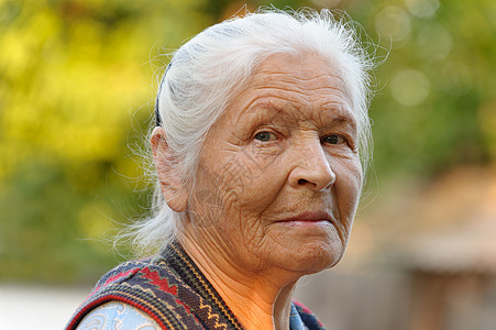 老年妇女的纵向特征灰色退休情感长老生活女士成人女性头发白色图片