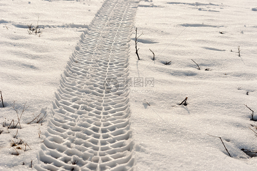 积雪中的轮胎轨蓝色白色打印车辆追求小径痕迹卷曲运输图片