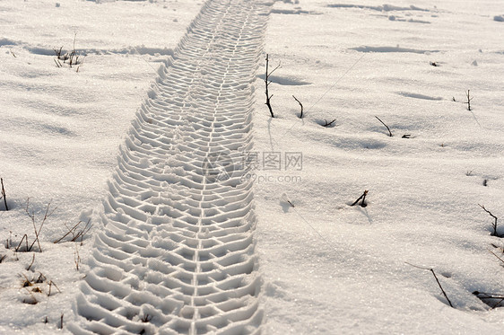 积雪中的轮胎轨蓝色白色打印车辆追求小径痕迹卷曲运输图片