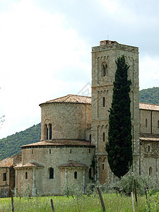 意大利托斯卡纳Montalcino附近Sant Antimo修道院历史宗教爬坡建筑学文化旅行传统教堂森林信仰图片