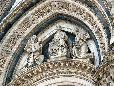 Siena  通往未完成的Duomo Nuovo平面墙的门户建筑学门户网站圣母大教堂大理石窗饰窗户拱形拱廊教会背景图片