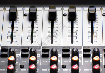 带按钮的音频混音器纹理频率模拟乐器播送工作室记录体积木板桌子作曲家图片