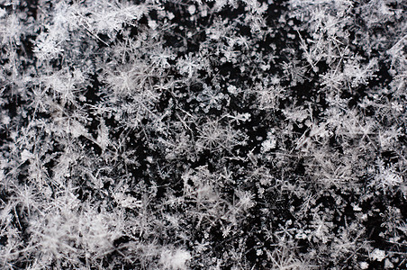 黑色背景宏观拍摄的冰球冠状体磨砂季节窗户玻璃框架薄片霜露水晶雾凇霜花图片