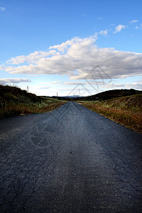 无尽无尽的道路地平线乡村地区风景天空农村草原沥青蓝色衰变背景图片