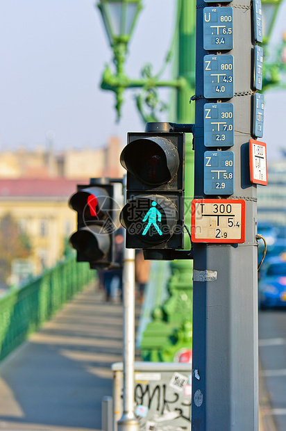 城内佩德斯台灯蓝色运输安全天空人行道红绿灯警告城市邮政信号图片
