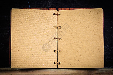 打开的书本边缘手稿木头艺术照片剪贴簿羊皮纸记忆古董床单图片