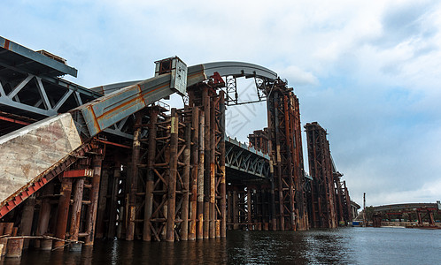 河上一座老桥建筑学天空金属正方形旅行海洋历史性运输危险乡村图片