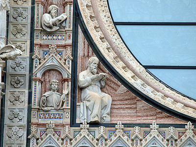 Duomo外墙的建筑细节锡耶纳教会艺术拱廊耳堂大教堂宽慰雕塑窗饰窗户首都图片