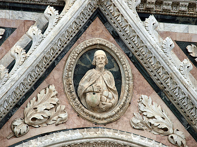 Duomo外表的建筑细节 锡耶纳拱廊艺术建筑学耳堂窗户宽慰圣母拱形教会窗饰图片