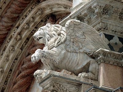 Duomo外墙的建筑细节锡耶纳艺术宽慰耳堂大教堂雕塑窗饰拱廊建筑学窗户大理石图片