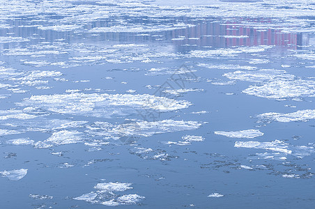 冰冷的冰冰在水面上液体蓝色季节寒冷痕迹水晶天气冻结冰川图片