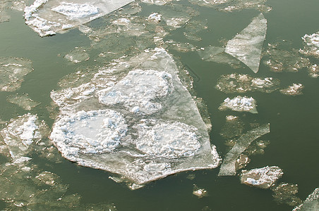 冰冷的冰冰在水面上水晶冻结冰川天气液体痕迹蓝色寒冷季节图片