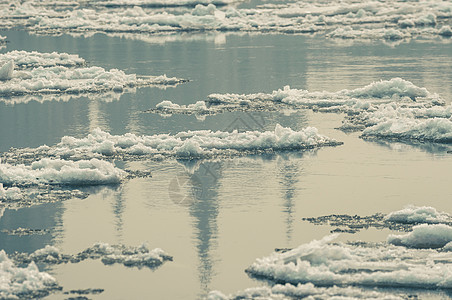 冰冷的冰冰在水面上冻结季节冰川水晶天气液体痕迹寒冷蓝色图片