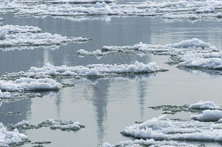冰冷的冰冰在水面上冻结天气冰川痕迹水晶蓝色季节液体寒冷图片