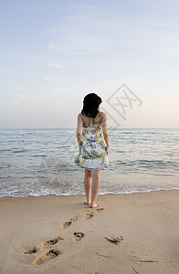 女人尝试水海洋支撑海浪旅行海岸海滩裙子女性女士地平线图片