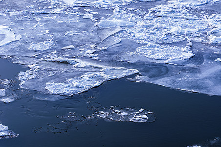 冰冷的冰冰在水面上痕迹季节冻结蓝色寒冷水晶液体冰川天气图片