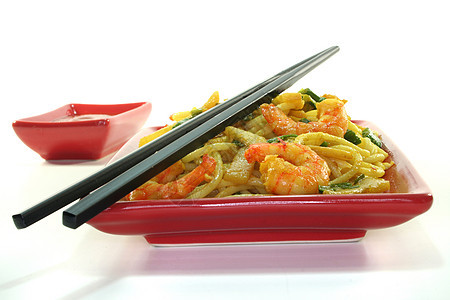 面食加亚虾虾筷子蔬菜盘子美食香菜绿色炒锅炒面大葱食物绿色的高清图片素材