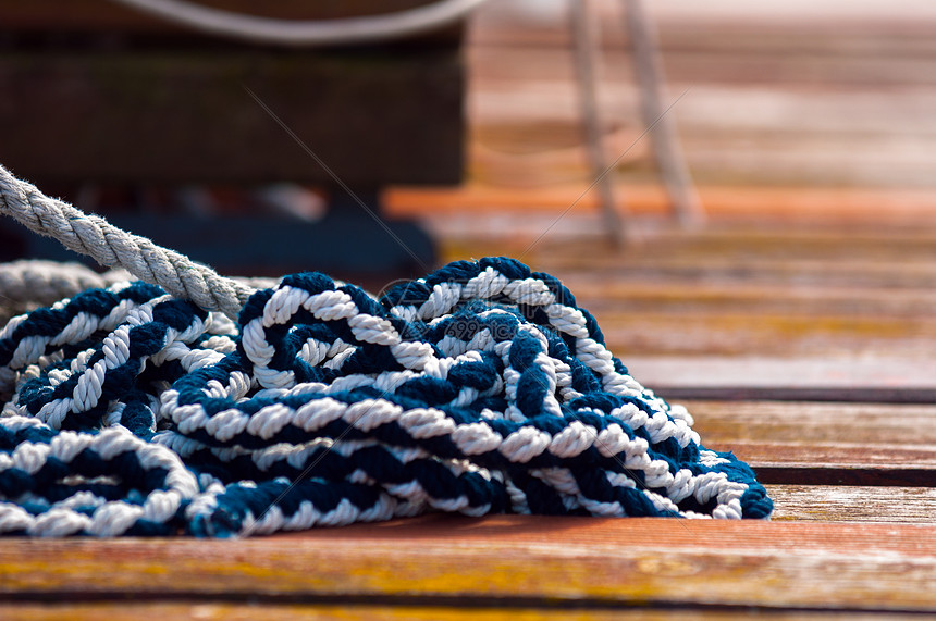 帆船上的多彩绳索编织条纹木头航海甲板海洋航行电缆游艇力量图片
