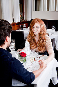 在餐厅欢庆快乐的一对笑着微笑的情侣生日女性眼镜酒精周年纪念日玻璃女士男人用餐图片