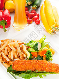 新鲜鸡乳卷和蔬菜啤酒饮食美食食物壁球鱼片土豆餐厅沙拉家禽图片