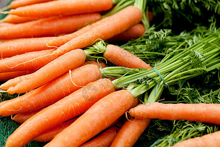 夏季市场上的新鲜橙红胡萝卜营养叶子节食收成橙子农业水果农场购物沙拉图片