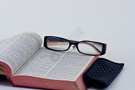 圣经上的眼镜眼睛阅读长老处方视图图片