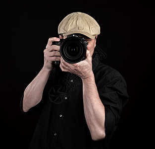 男士西服一个摄影师 一个漂亮的相机记者拍照男士影棚水平黑与白专业头肩摄影器材背景