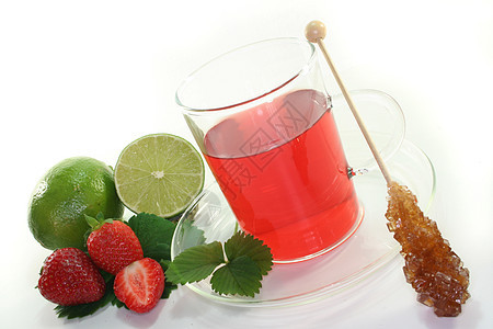 草莓石灰茶茶杯树叶饮料植物水果热饮草本植物杯子玻璃浆果图片