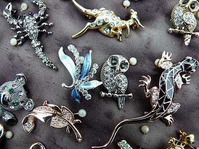 俄罗斯市的bijouterie市场贸易珠子手镯吊坠手工纪念品宝石蓝色首饰配饰图片