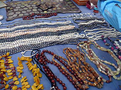 俄罗斯市的bijouterie市场珠子手工石头配饰团体艺术饰品街道工艺收藏图片