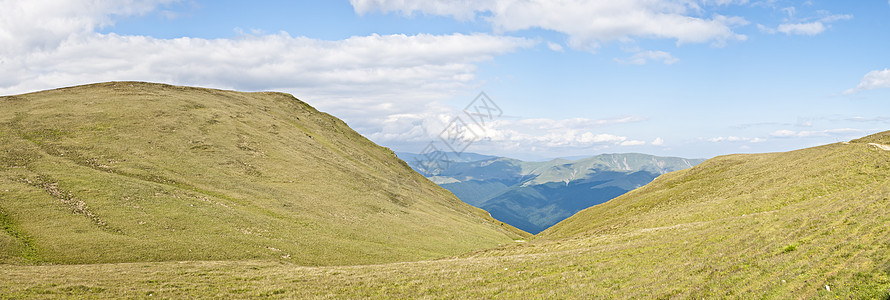 喀尔巴阡山脉的全景背景 美丽的山区和土地天空爬坡国家公园远足环境木头森林天气场景图片