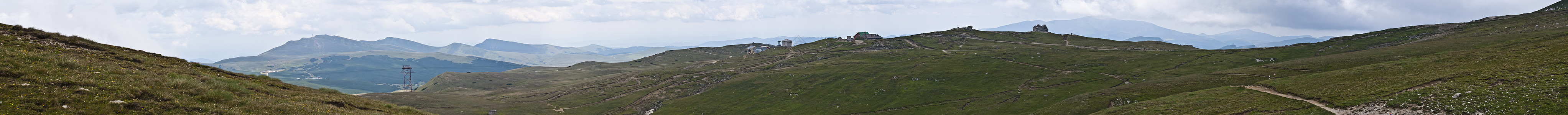 喀尔巴阡山脉的全景背景 美丽的山区和土地天空旅行荒野公园国家木头阳光岩石季节森林图片