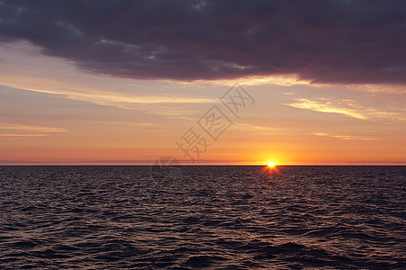 太阳升入水中湖泊海域阳光天空旅行天气海景风景橙子日落图片