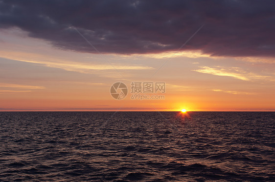 太阳升入水中湖泊海域阳光天空旅行天气海景风景橙子日落图片