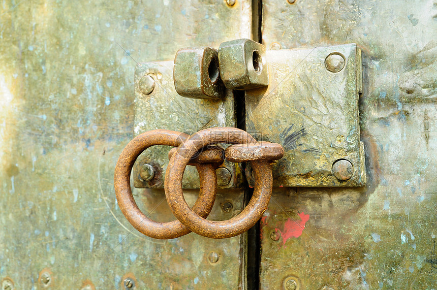 锁在旧门上入口链式秘密钥匙闩锁金属隐私保障挂锁安全图片
