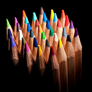 彩色铅笔的顶部视图 以黑色背景隔开图片