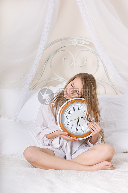睡钟和闹钟中的年轻美女头发睡眠女性时间休息青少年警报房间青年女孩图片