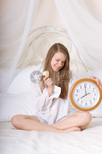 睡钟和闹钟中的年轻妇女警报头发乐趣青年休息睡眠卧室拨号时间房间图片