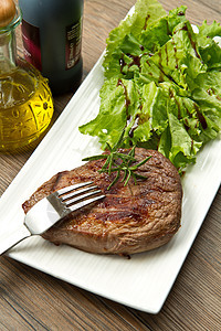 烤肉营养牛肉饮食沙拉烧烤午餐红色绿色图片
