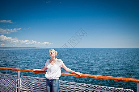 甲板上美丽的女孩运输奢华旅游游艇闲暇假期金发女郎旅行金发海洋图片