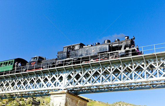 葡萄牙杜罗河谷的蒸汽火车机车建筑铁路旅行建筑学世界运输旅游外观列车图片