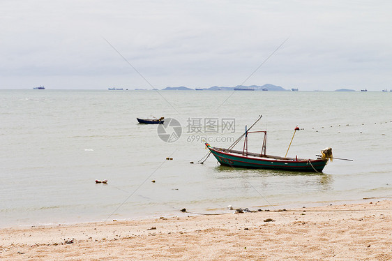 小型渔船渔夫海滩石头旅游发动机港口支撑钓鱼天空旅行图片