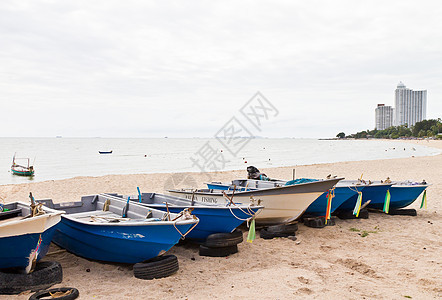 小型渔船旅游蓝色旅行海岸港口钓鱼海洋渔夫天空石头图片