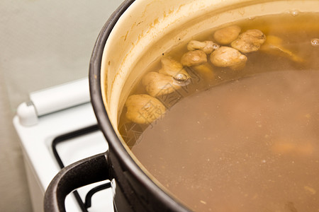 蘑菇在锅里做饭白色食物食谱膀胱平底锅疔疮肉汤厨房图片