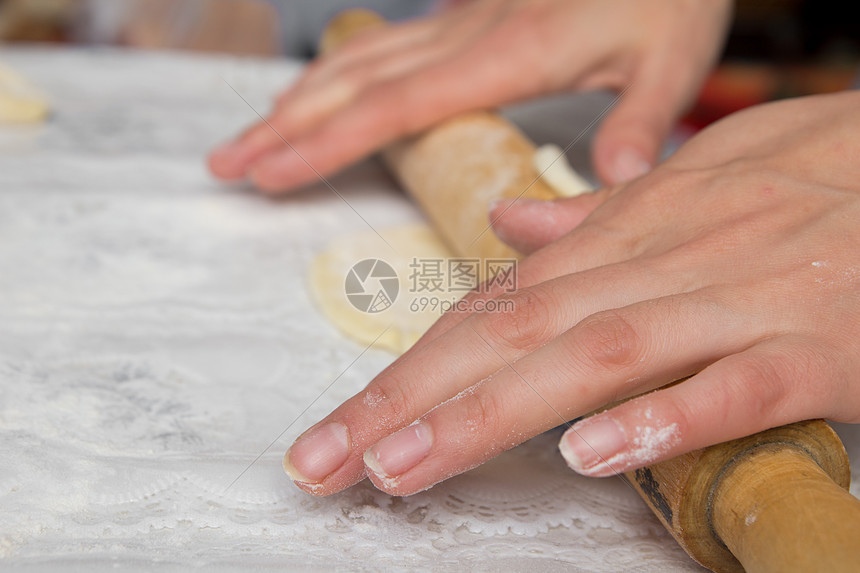 妇女手拿金币小麦桌子烘烤厨房面包烹饪女性材料食谱手指图片