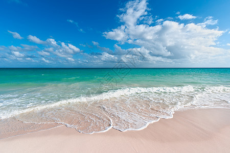 美丽的海滩和海浴衣海浪风景娱乐地区孤独海岸蓝色海洋地平线图片