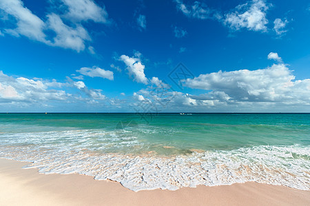 美丽的海滩和海娱乐地区地平线风景晴天孤独浴衣海浪蓝色假期图片