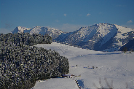 阳光明媚的寒冬山太阳滑雪旅行高山季节天空顶峰气候假期冰川图片